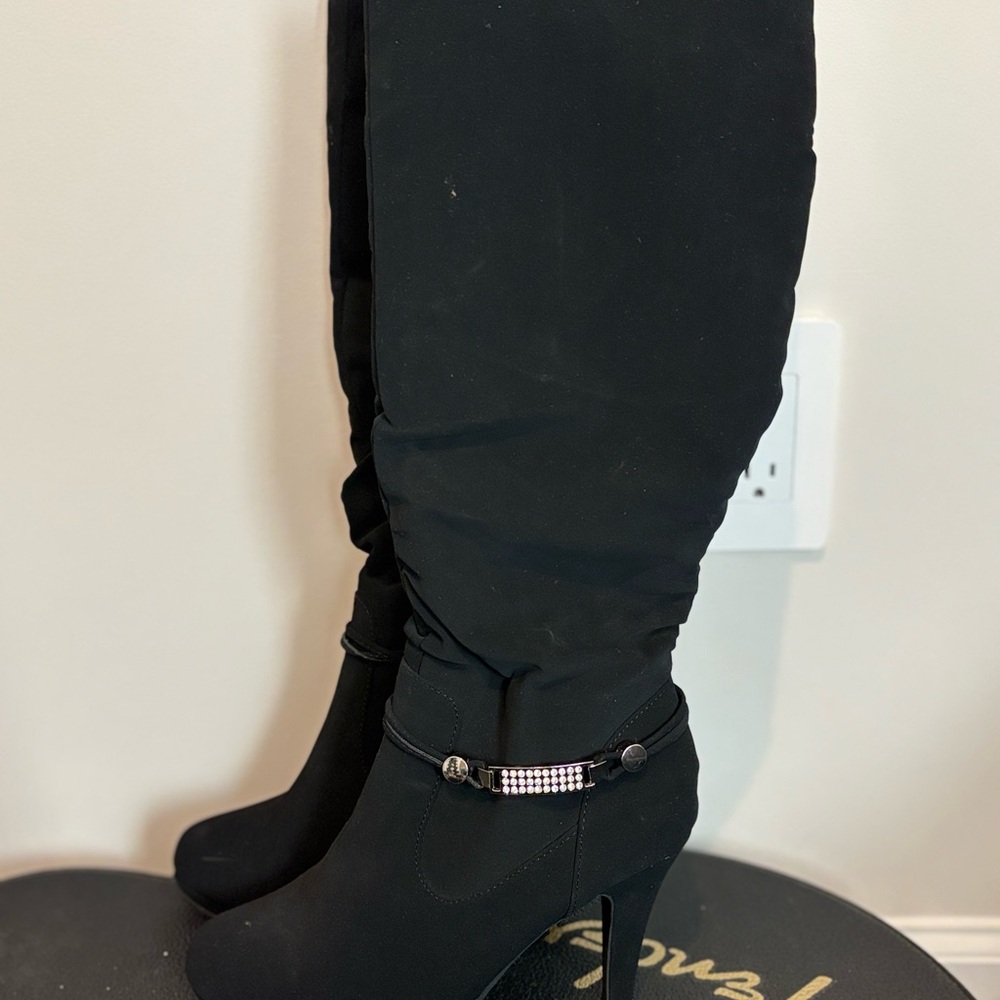 Black Heeled Boots with Sleek Silhouette